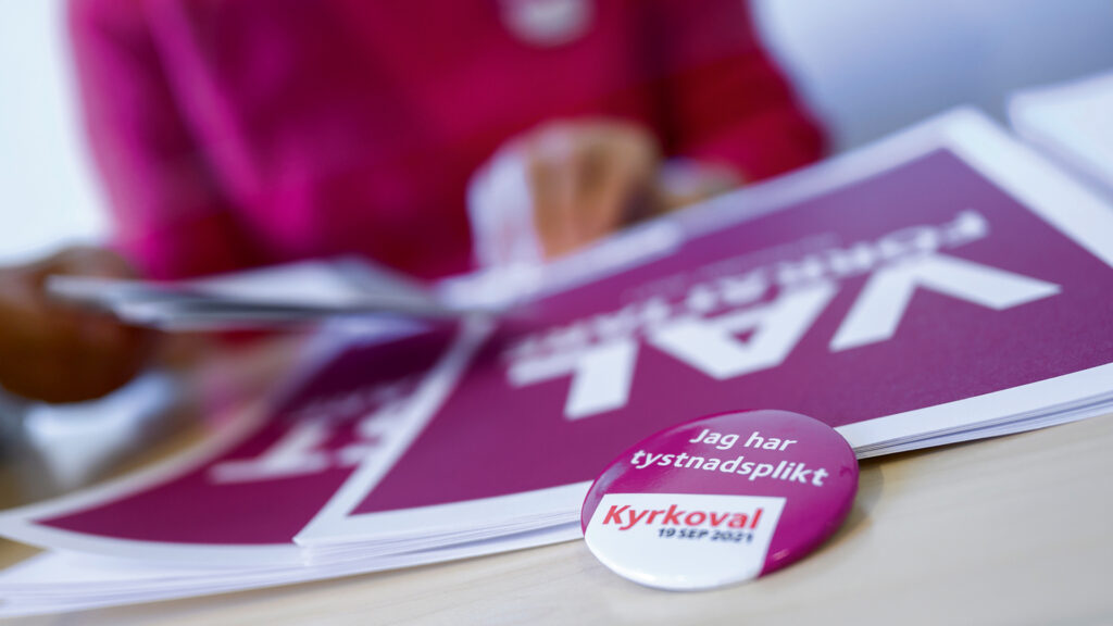 Badge, foldrar och annat material för kyrkovalet.