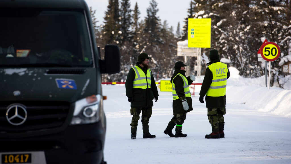 Gränsövervakning vid riksgränsen mellan Sverige och Norge i Grövelsjön i samband med att förhindra smittspridning av covid-19. Hemvärnet. Försvarsmakten.