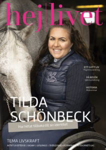 Porträttbild av Tilda Schönbeck med sin häst Lilly. Tilda sitter i rullstol.