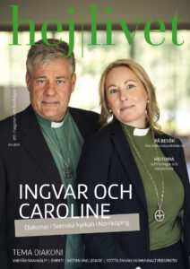 Diakon Ingvar och diakon Caroline klädda i gröna idakonskjortor, mot en oskarp bakgrund.