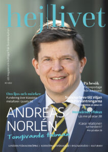 Framsidan på tidningen Hej livet, men en man, talman Andreas Norlén, på bilden. Han har blå kostym och en randig slips i mörkblått och gult. Tidningens logotyp syns i överkant och i vit samt ljusblå text ser man lite av det innehåll man hittar i tidningen.