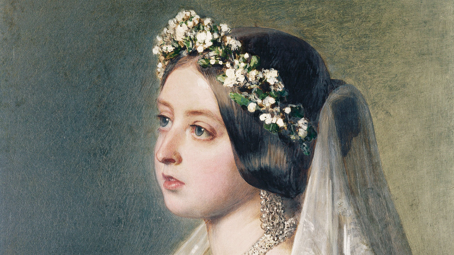 Målning av drottning Victoria av England. Klädd som brud sitter och och tittar åt vänster, ur bild. Hon har en krans av gröna blad och vita blommor och en skir, vit slöja i spets över sitt uppsatta blanka hår. Hon är blek med rosiga kinder.