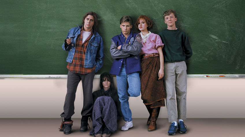 Huvudkaraktärerna i filmen The Breakfast Club står längst fram i ett klassrum och poserar.