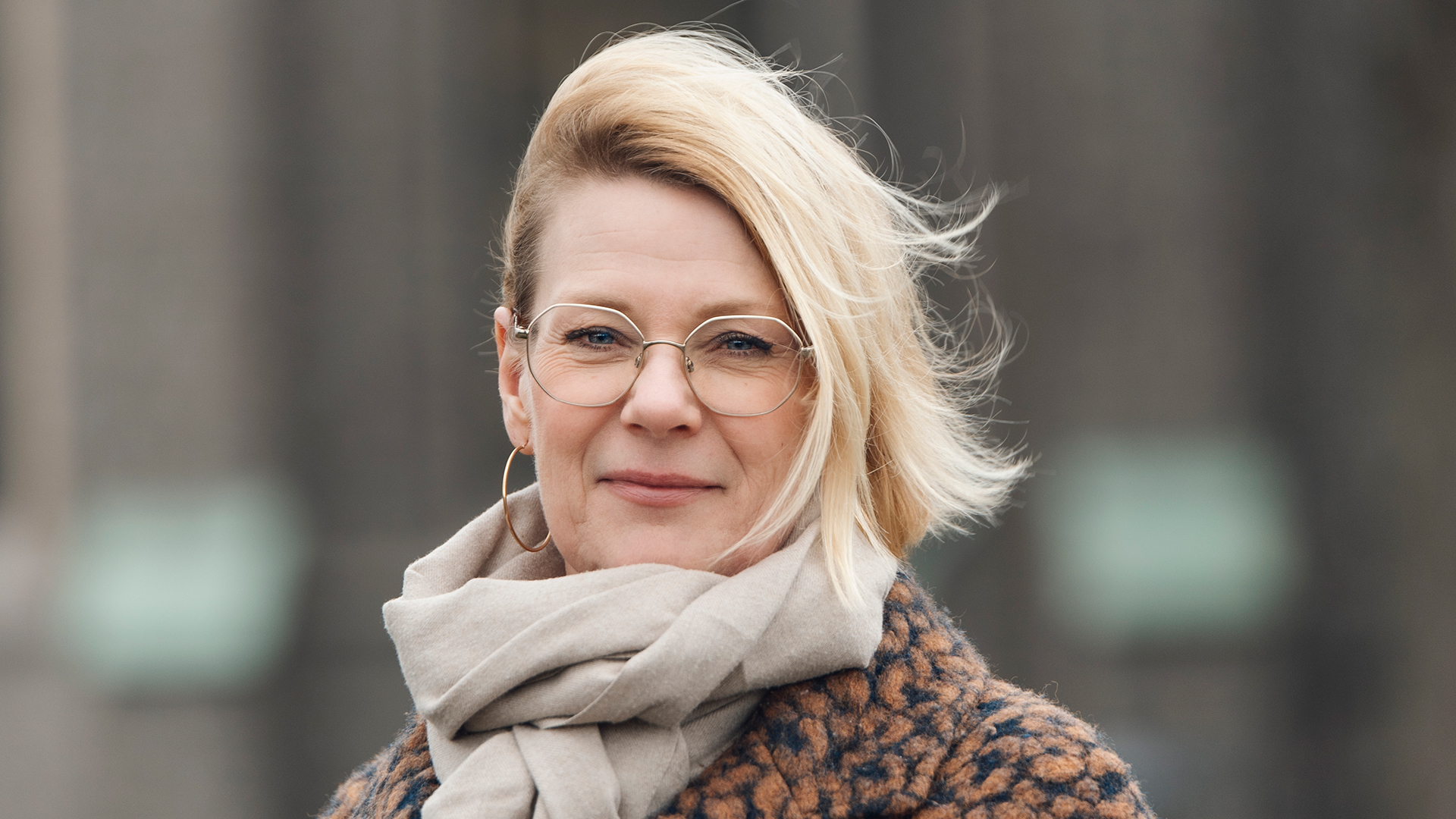 Porträttbild på Cilla Holmqvist framför S:t Johannes kyrka.